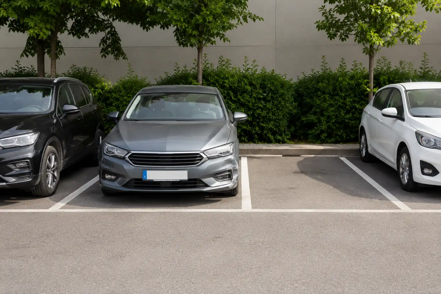 Ce faci dacă găsești mașina zgâriată în parcare și nu știi cine a lovit-o?